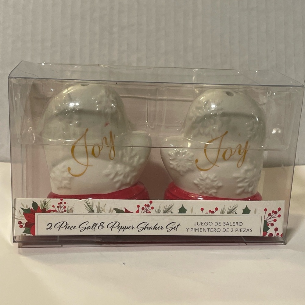 Ceramic Christmas Joy Mitts Salt & Pepper Shakers. New
